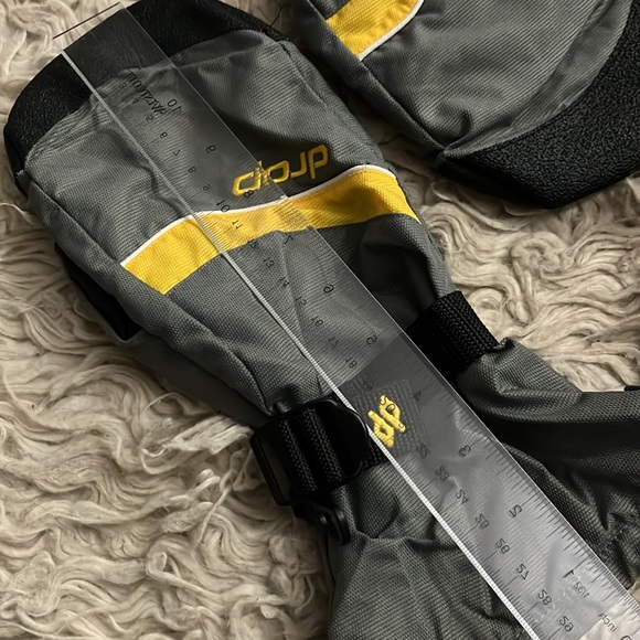 Water proof mittens M grey & yellow fleece lined glove covers unisex Drop NEW 🏂 - Picture 6 of 6